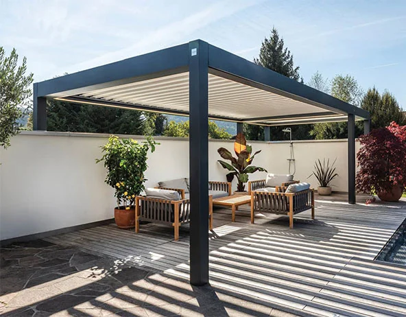 Lamellendach über Terrasse mit Sitzbereich