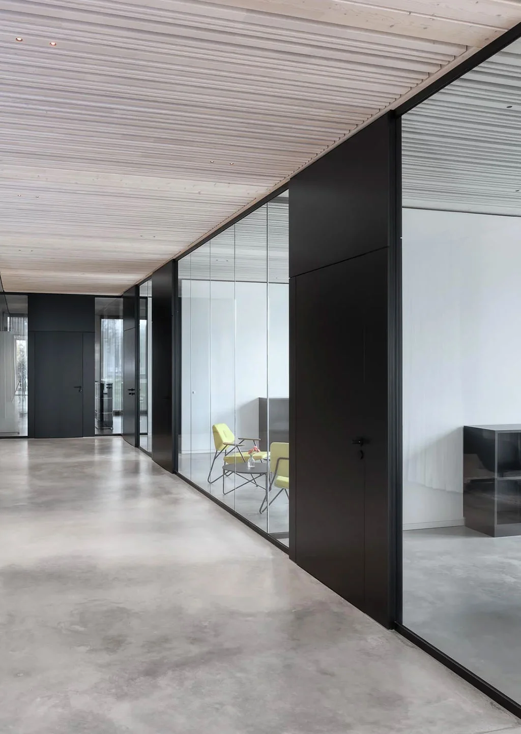 Glas Systemtrennwand in modernem Büro