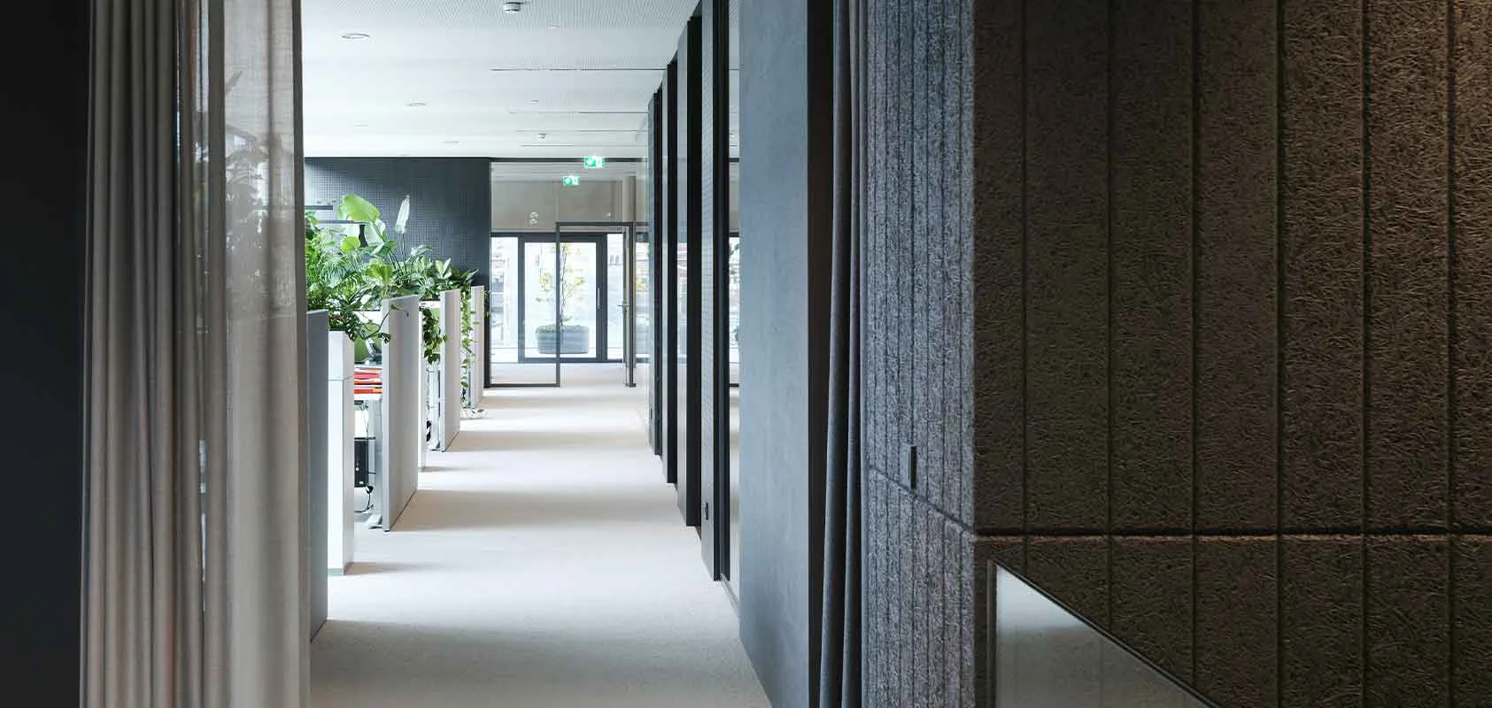 Büroflur mit schwarzen Systemtrennwänden und Akustikwänden